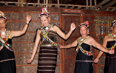 Sewaktu tarian tradisional etnik Rungus, tetamu dijemput minum wain beras