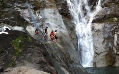 Air terjun Jangkar mempunyai ketinggian kira-kira bangunan LIMA tingkat