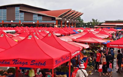 Medan Niaga Satok dengan gerai berwarna-warni mengikut makanan