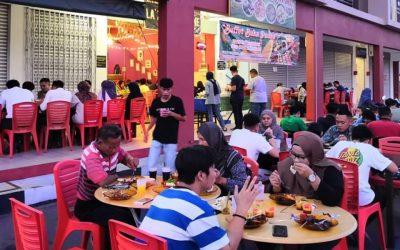 Orang ramai beratur panjang kerana restoran nasi ulam di Sibu ini!