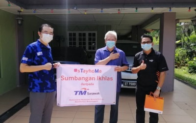 Sumbangan wang tunai TM Sarawak buat UiTM Cawangan Sarawak kerana PKP