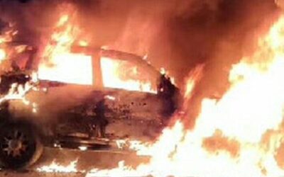 Dua orang diselamatkan dari sebuah kereta yang terbakar di jalan raya Samarahan-Serian.