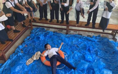 Seorang guru ajar mengenai keselamatan kepada murid guna 200 beg plastik biru
